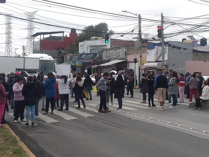 Vecinos bloquean avenida en Ecatepec; exigen agua potable