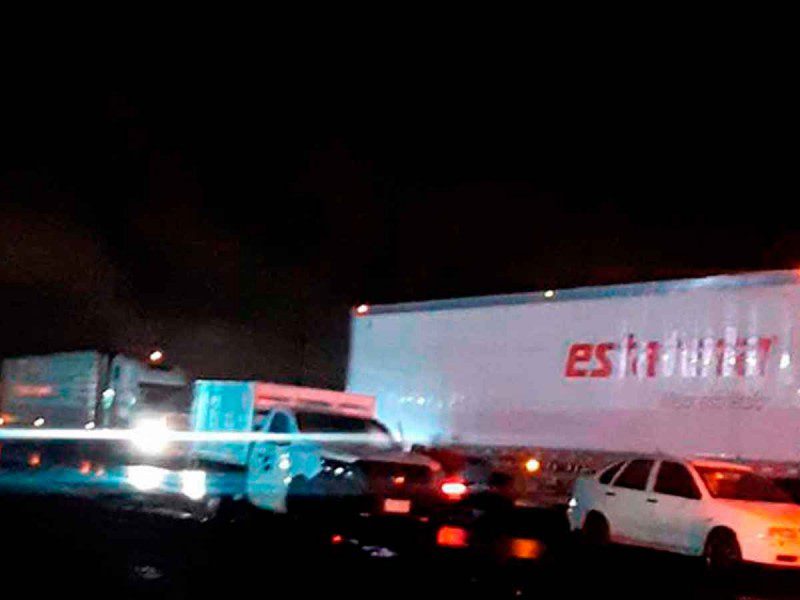 Denuncian asalto masivo a 40 automovilistas en autopista de Veracruz tras accidente vial
