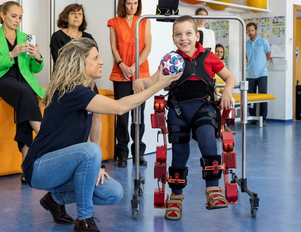 Llega a México el Atlas 2030, el exoesqueleto para niños con parálisis cerebral