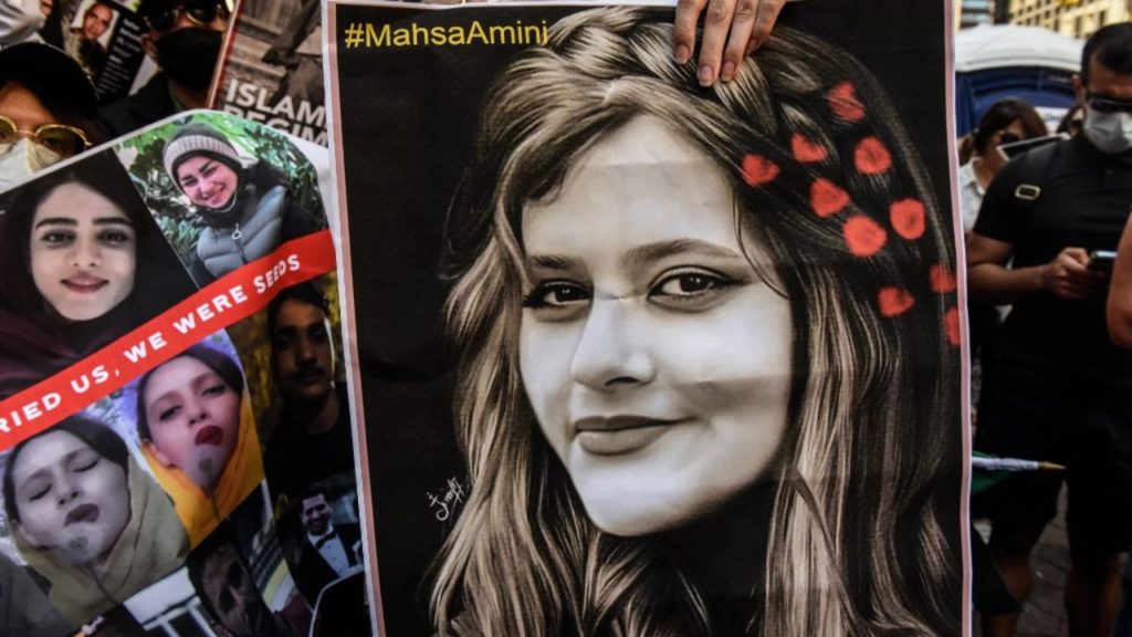 Mahsa Amini murió por enfermedad y no por golpes, asegura necropsia oficial