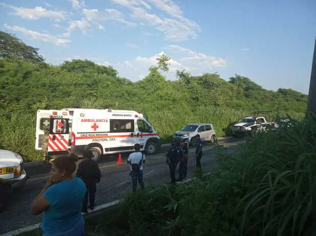 Un muerto y 17 heridos tras volcadura de camión de la Semar en Oaxaca