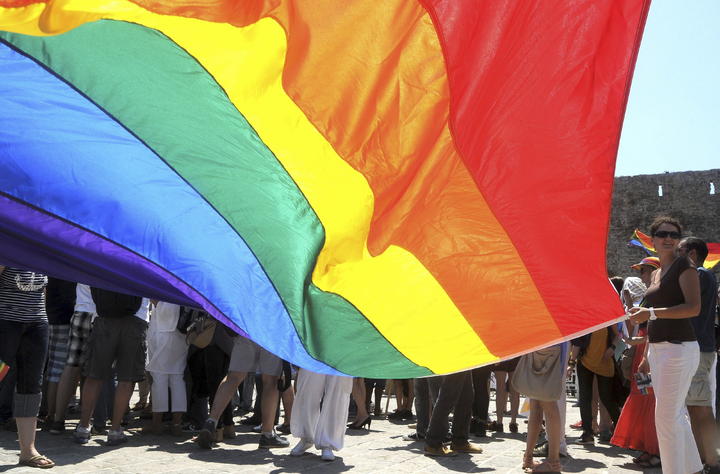 Despiden a maestro en Veracruz por usar tenis con bandera gay