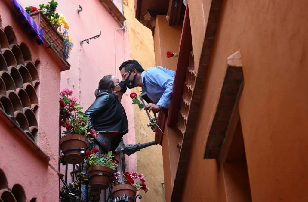 ¡Triunfó el amor! Reabren el Callejón del Beso en Guanajuato
