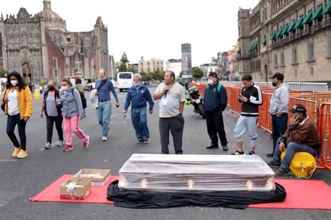 Llevan supuesto cuerpo a Palacio Nacional para exigir liberación de activista en Edomex