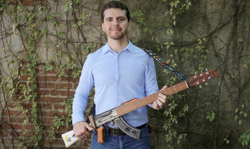 Titular de Cultura en Culiacán desata polémica por posar con fusil AK-47 convertido en guitarra