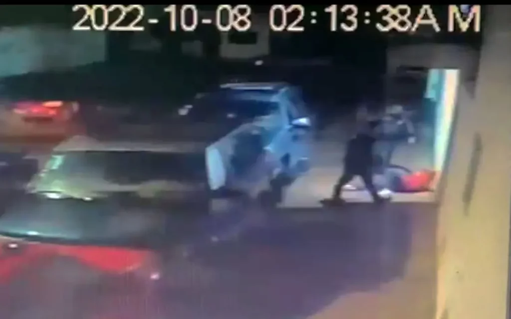 Exhiben a policías de Zapopan golpeando a hombre afuera de su casa #VIDEO