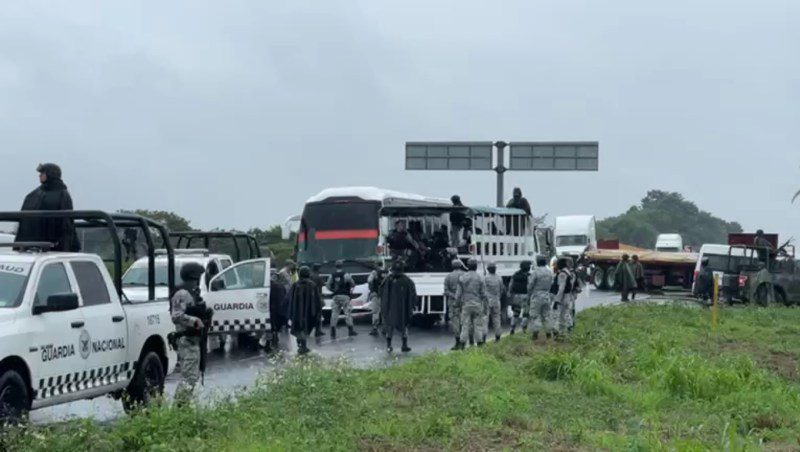 Migrantes cubanos se atrincheran en carretera en Veracruz