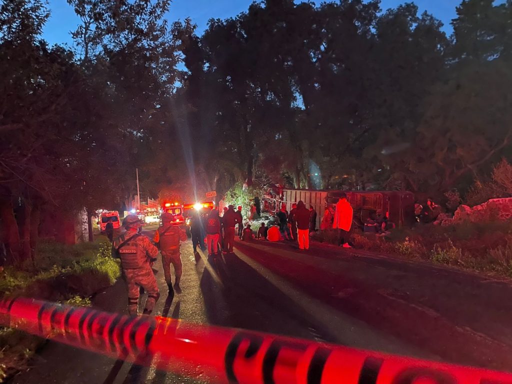 4 muertos y 15 heridos tras volcadura de camión de grupo musical en la México-Cuernavaca