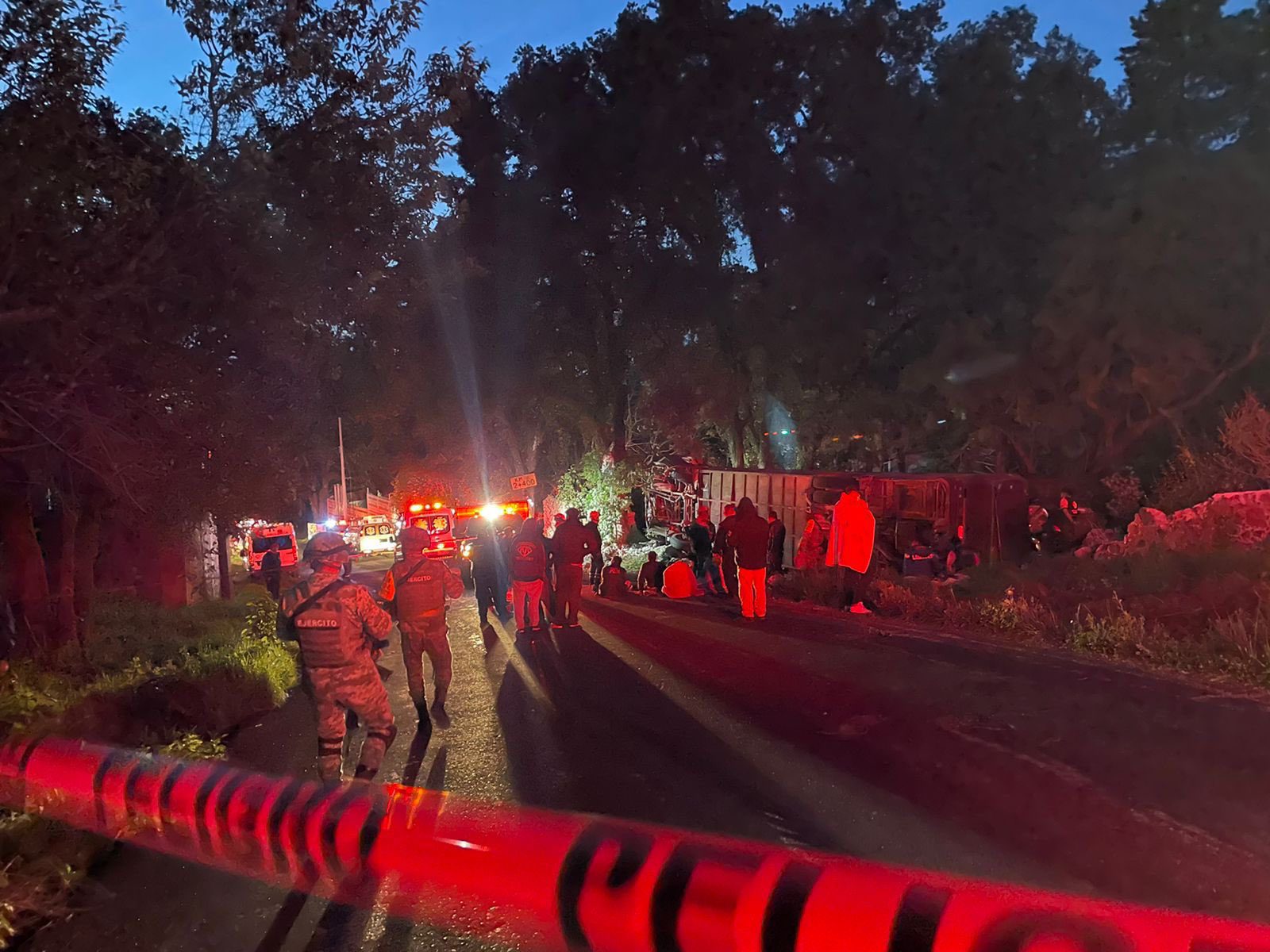 4 muertos y 15 heridos tras volcadura de camión de grupo musical en la México-Cuernavaca