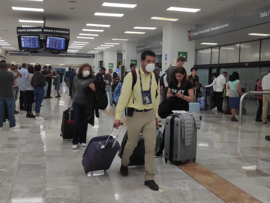 El uso de cubrebocas en aeropuertos y aerolíneas ya no será obligatorio en México