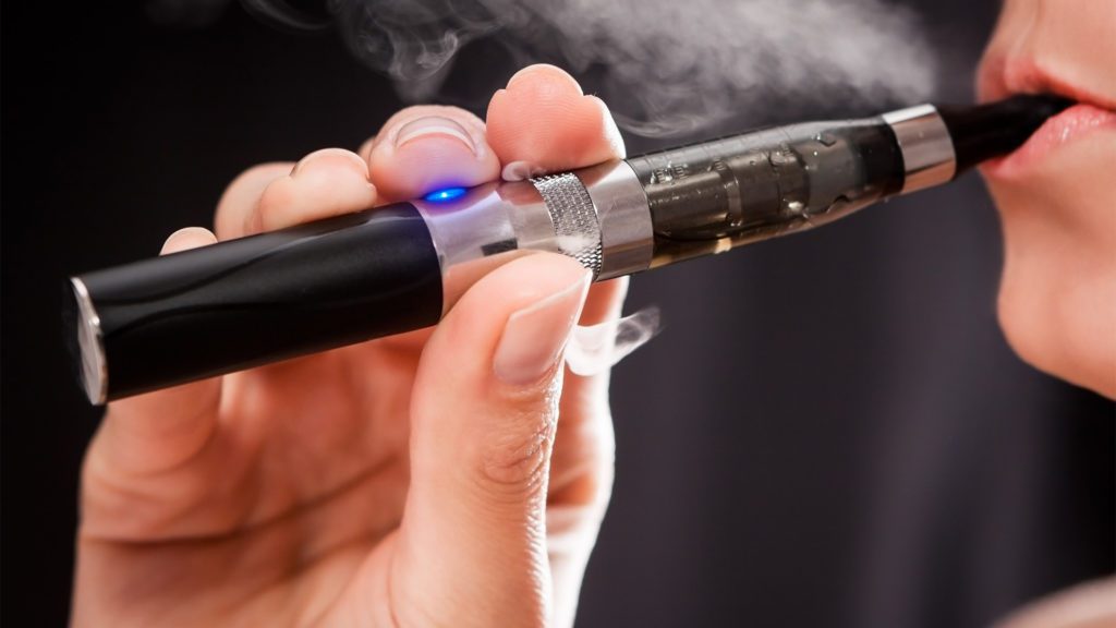 Juez federal declara inconstitucional decreto que prohíbe comercialización de cigarros electrónicos