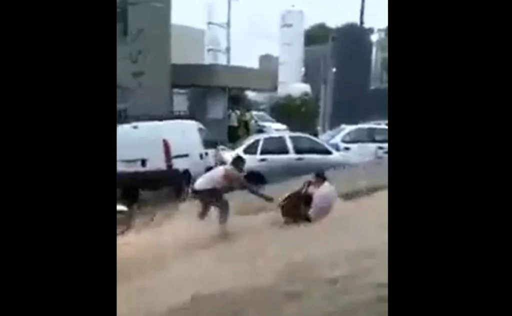 Inundaciones, personas arrastradas y suspensión de clases en Acapulco tras fuertes lluvias