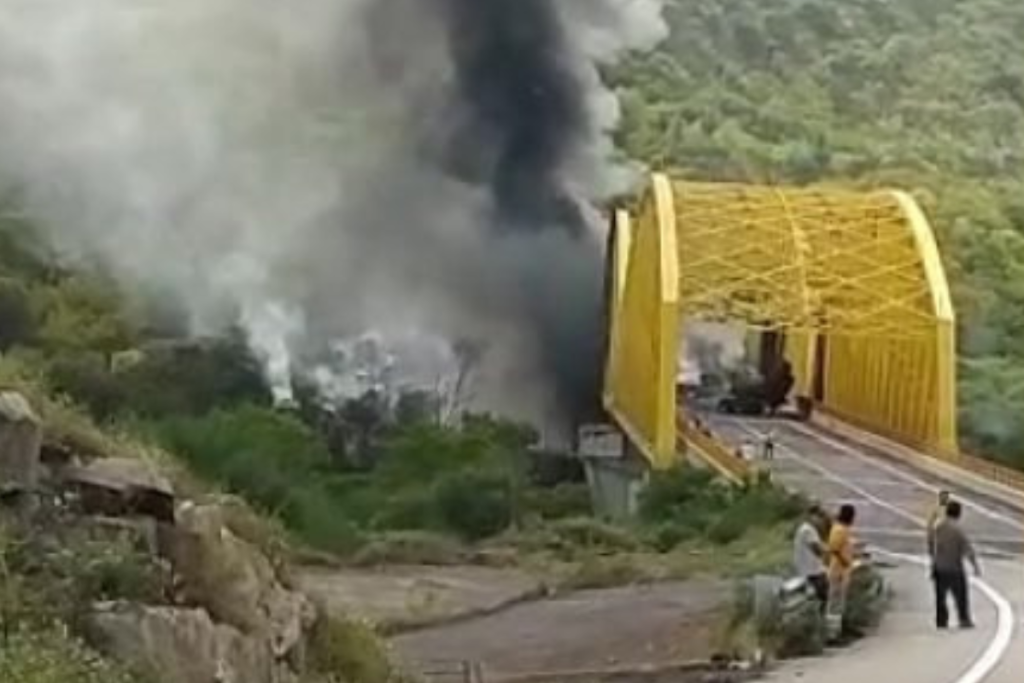 Pipa con gasolina explota al chocar contra tráiler en autopista Siglo 21