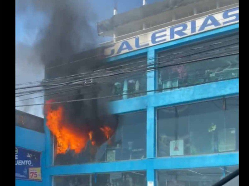 Incendio consume Galerías el Triunfo, en Avenida San Jerónimo #VIDEOS