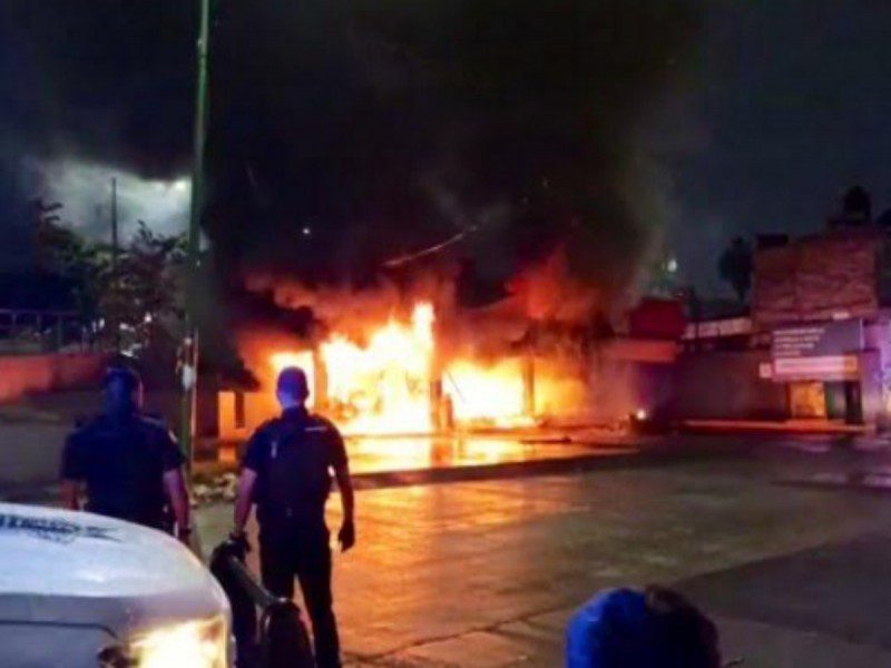 Incendian una tienda Oxxo en León, Guanajuato