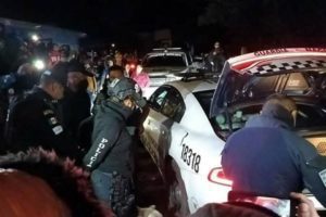 Les caen en la movida. Sorprenden policías de Puebla y Veracruz robando mercancia #VIDEOS