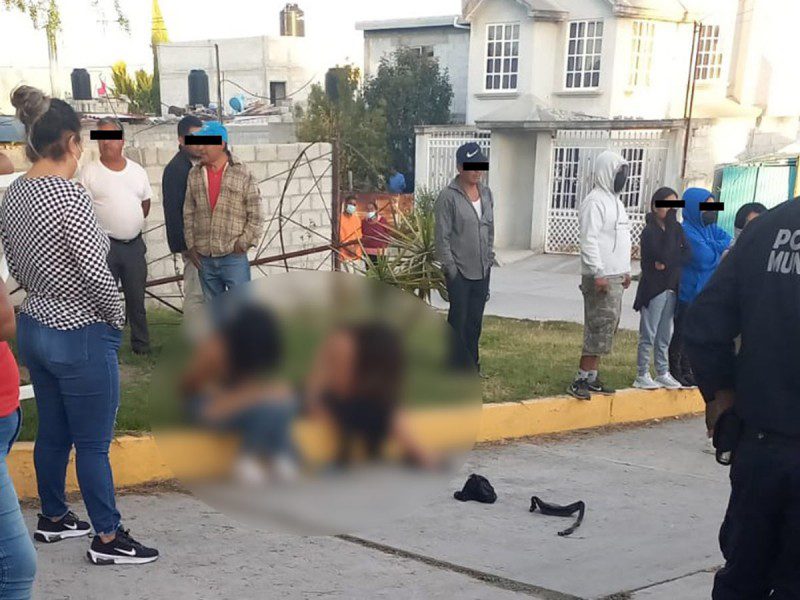 Pobladores en Hidalgo acusan de robo a dos mujeres, las golpean y les arrancan la ropa