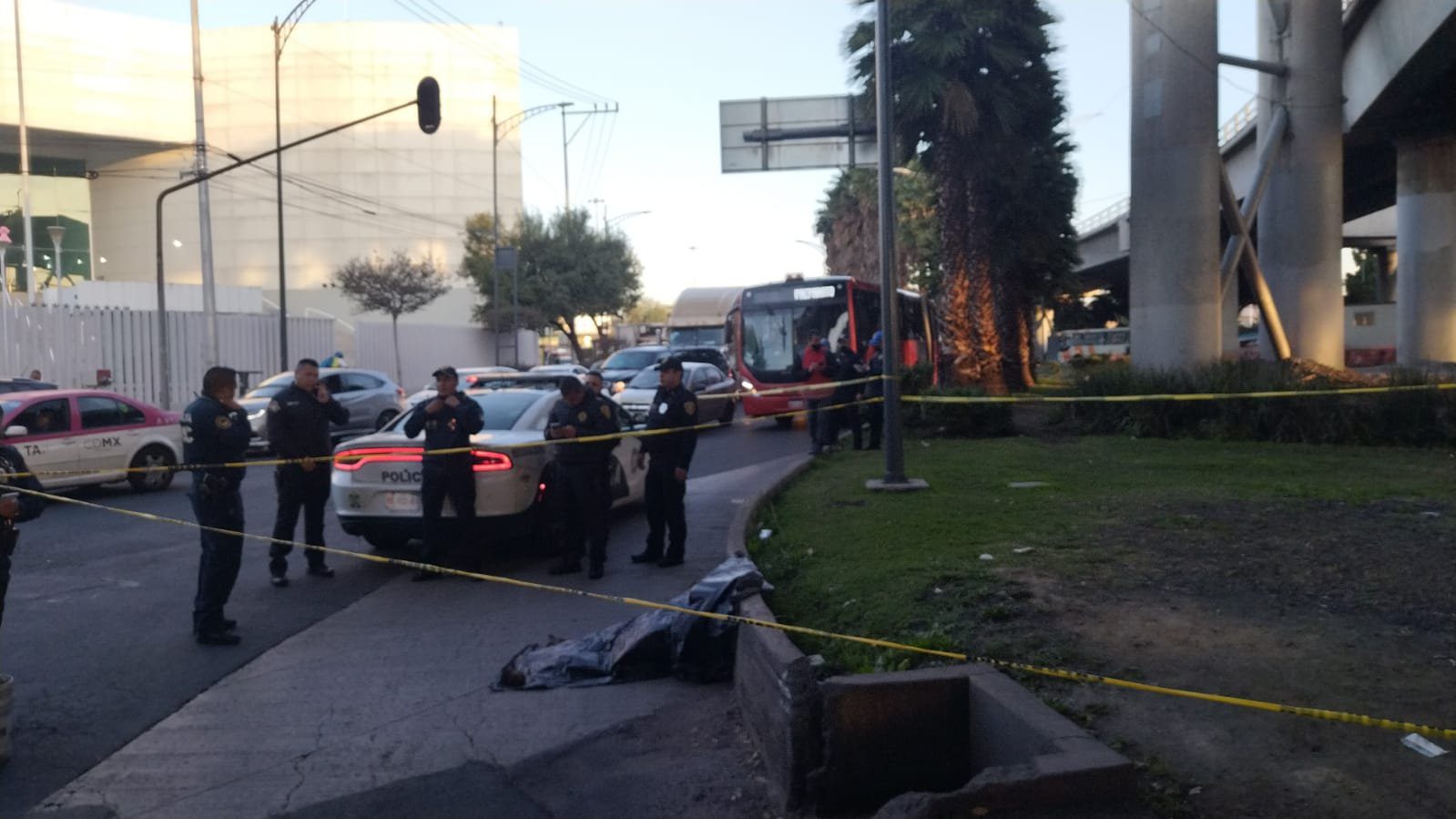 Hombre muere tras arrojarse de puente vehicular en la Venustiano Carranza
