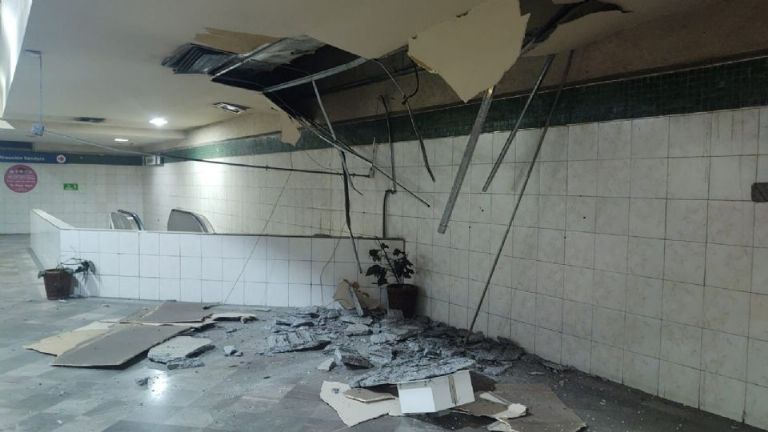 Usuarios alertan inminente colapso de techo de estación en el Metrorrey