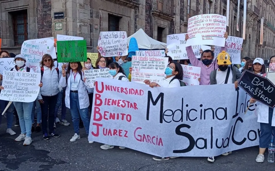 Frente a Palacio Nacional, alumnos de la Universidad del Bienestar exigen una nueva sede