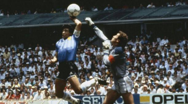 A subasta el balón de la 'Mano de Dios' de Maradona; podría llegar a 3 millones de euros