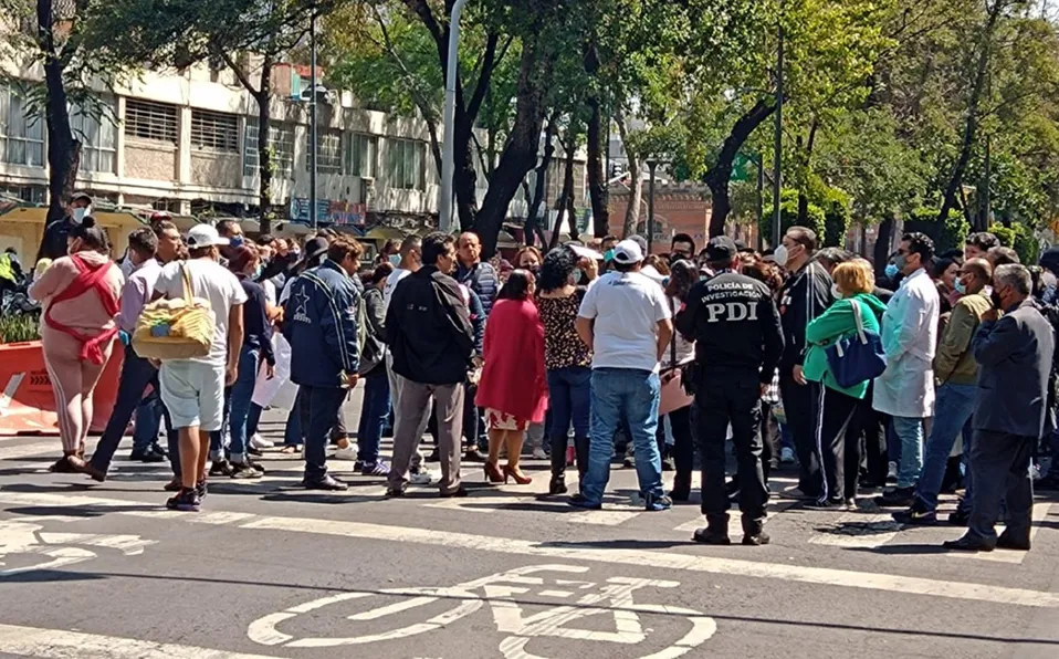 Trabajadores protestan frente a la Fiscalía CDMX contra exámenes de control y confianz