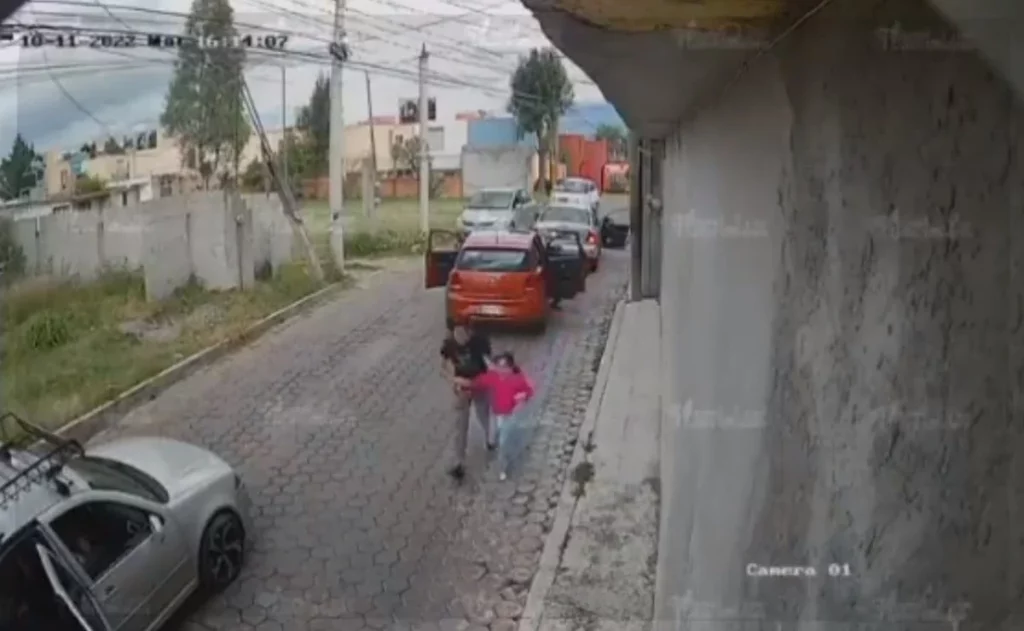 Tras plagio de niños en Edomex, sustraen a una niña de un auto en Tlaxcala #VIDEO
