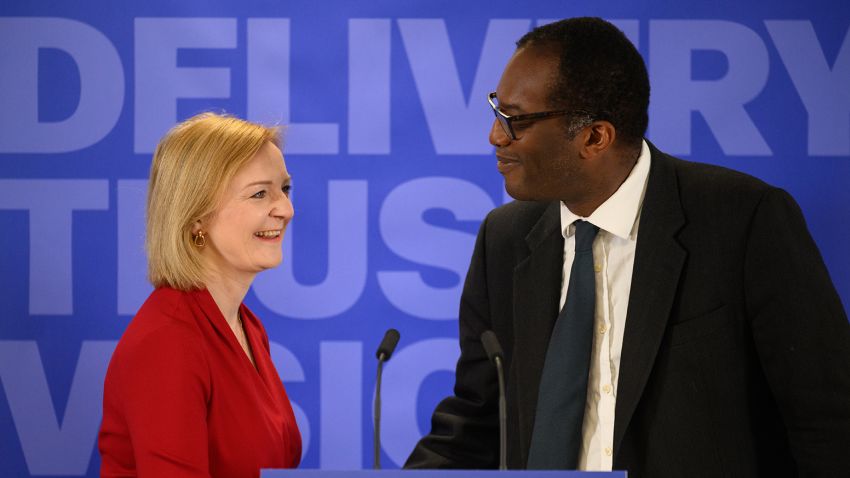 Liz Truss destituye al ministro de Finanzas británico