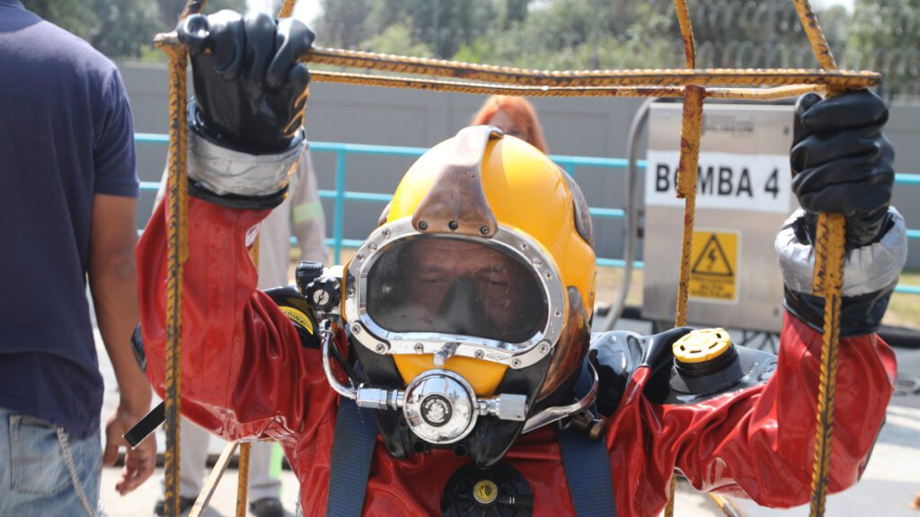 Congreso CDMX reconocerá el trabajo del único buzo de aguas negras del mundo