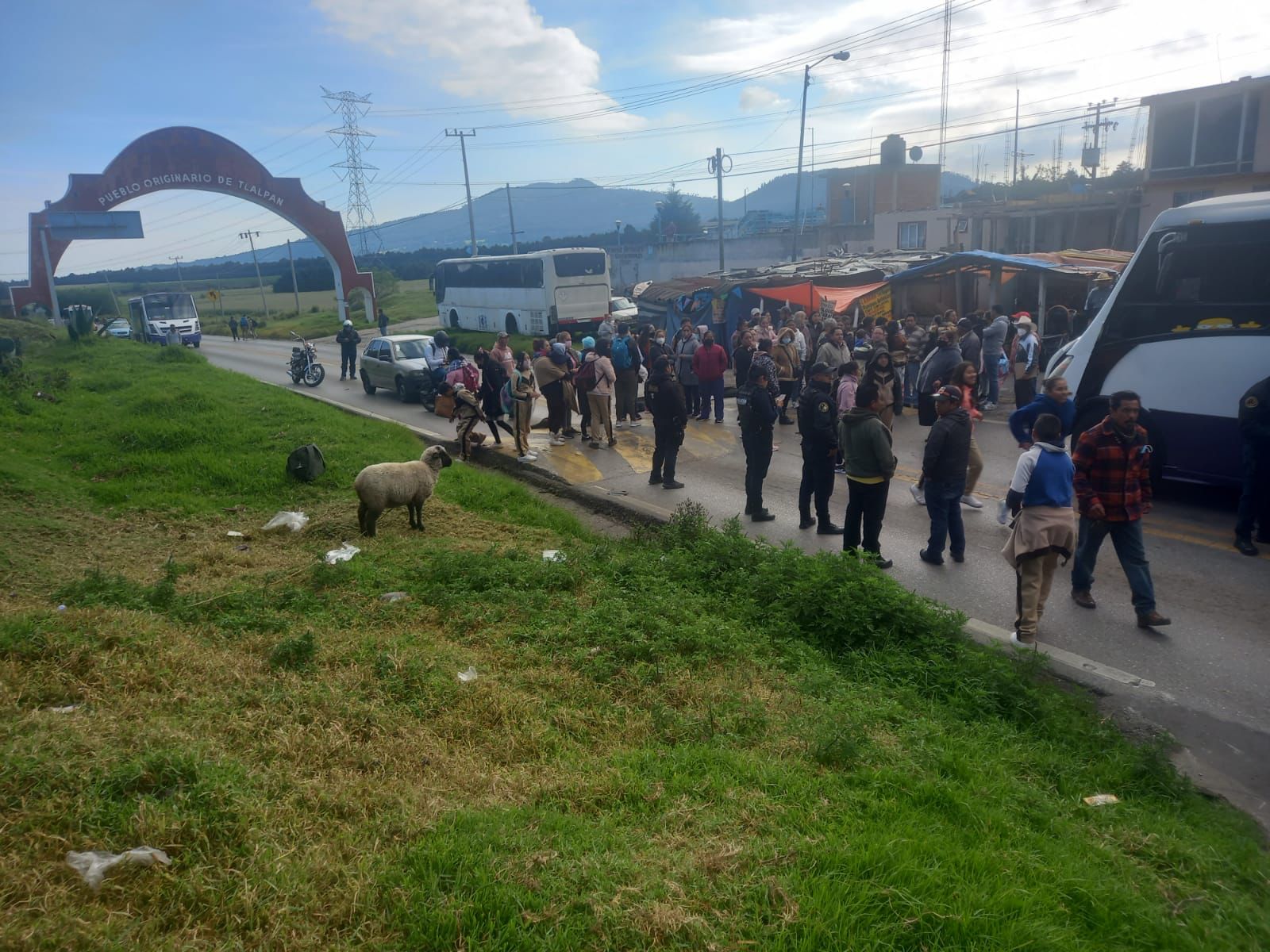 Padres de familia y alumnos bloquean la carretera federal México-Cuernavaca