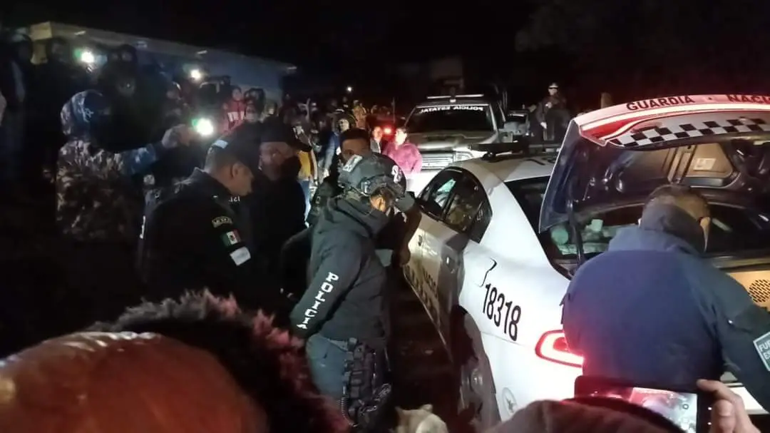 Liberan a policías de Veracruz sorprendidos asaltando tráiler