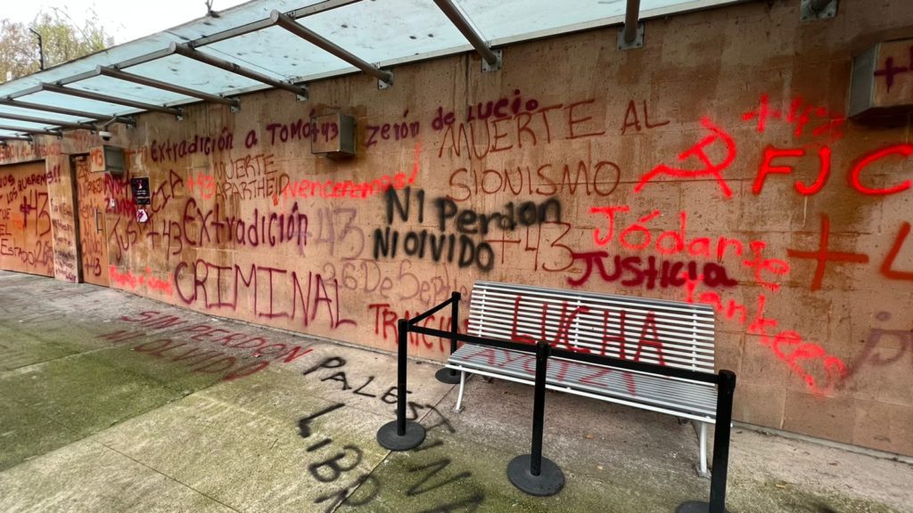 Embajador de Israel reprocha incumplimiento de acuerdos internacionales tras vandalismo a embajada