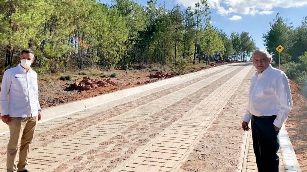 AMLO presume creación de caminos artesanales en Oaxaca