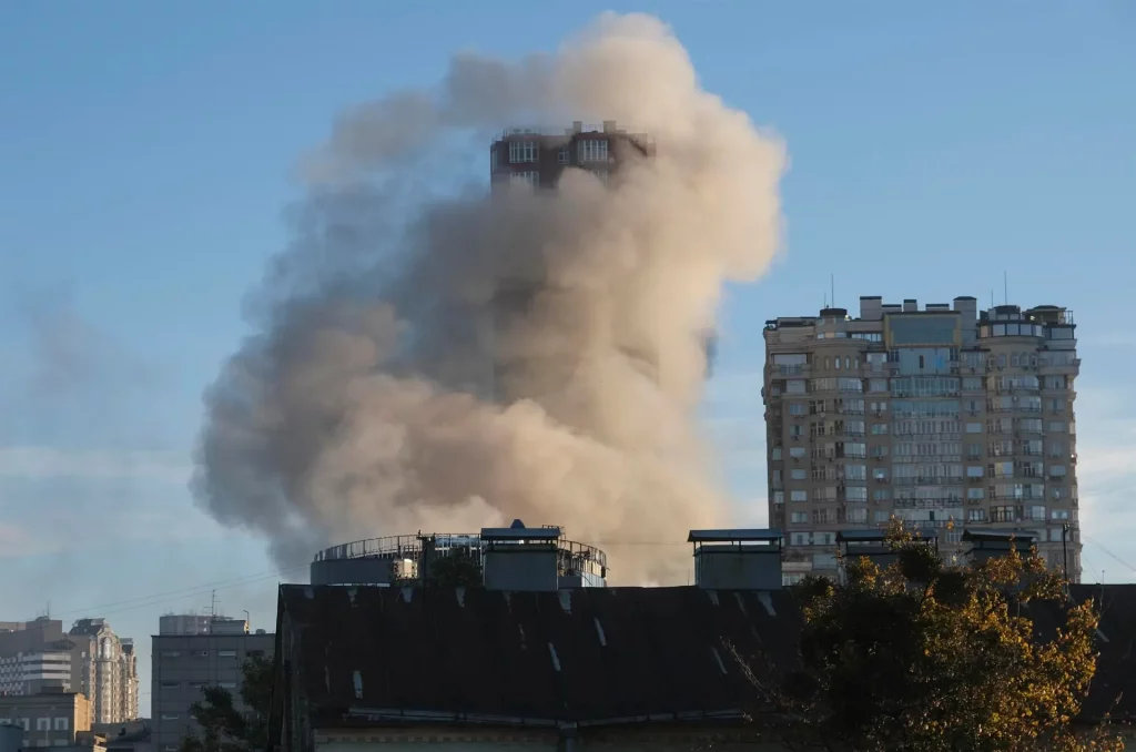 Ataque ruso con drones en el centro de Kyiv, Ucrania, deja al menos tres muertos
