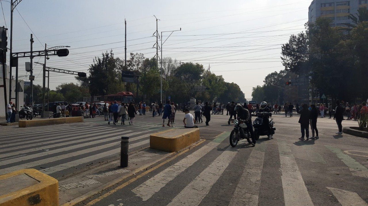 72 familias bloquean Eje 2 Norte tras desalojo de inmueble