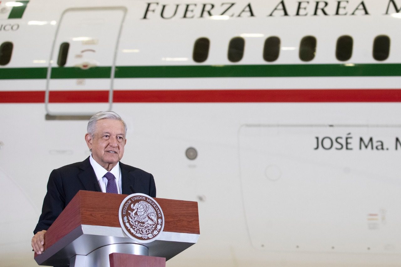 AMLO evalúa abrir el país a aerolíneas extranjeras, ante crisis de mexicanas