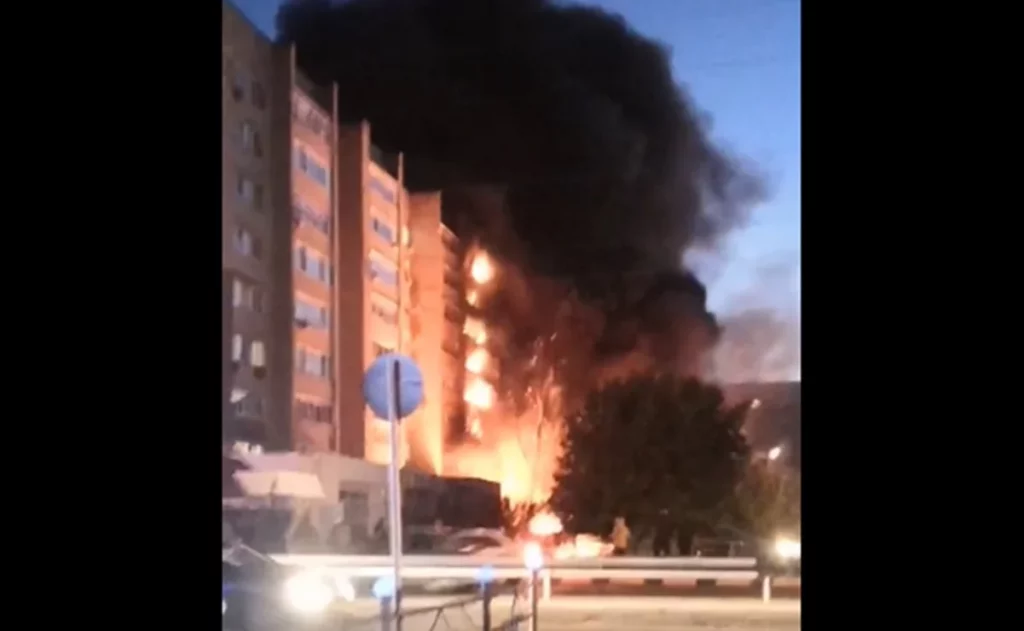 Avión militar impacta edificio de departamentos en Rusia #VIDEOS