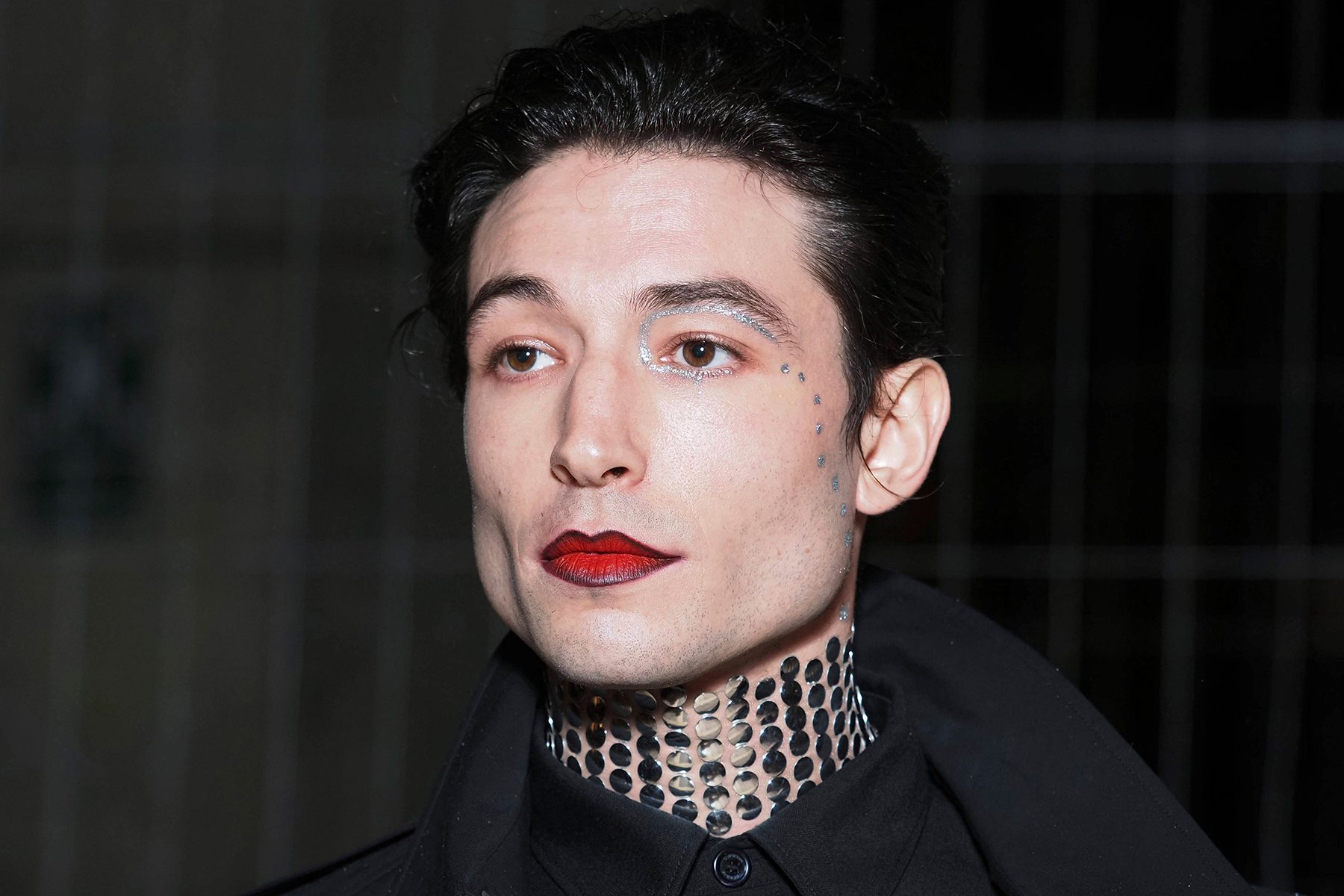 Ezra Miller se declara inocente de robo, pero podría ir a la cárcel 26 años