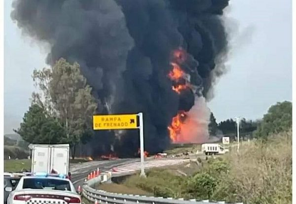 Cierre en carretera en Morelia tras volcadura y explosión de pipa #VIDEOS