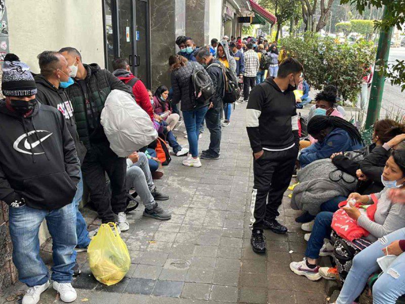 Migrantes expulsados de EU son trasladados a la sede de la Comar, en CDMX