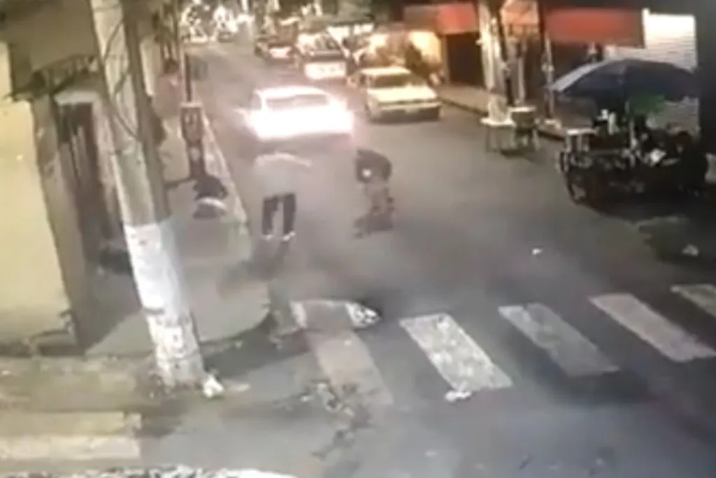 Conductor se echa de reversa, atropella a abuelita y se da a la fuga, en Tlalpan #VIDEO