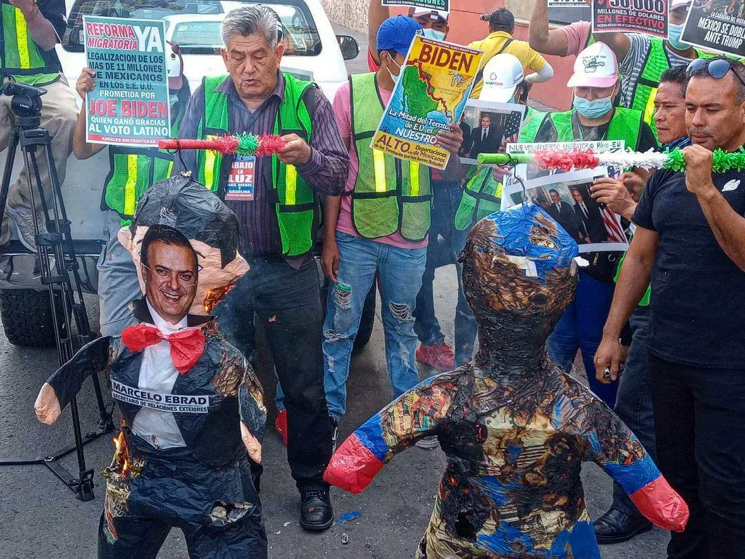 Migrantes venezolanos queman piñatas con el rostro de Ebrard y Blinken