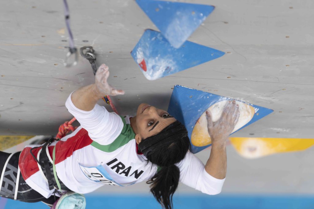 Escaladora iraní que compitió sin velo dice que el hiyab se le cayó por accidente