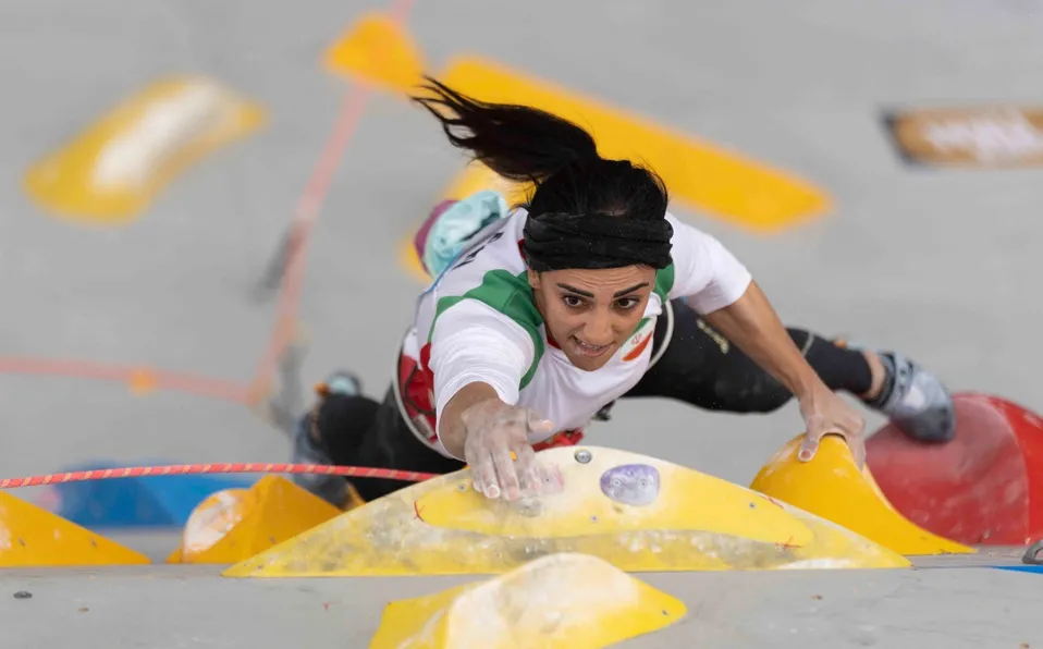 Reportan desaparición de escaladora iraní tras competir sin velo
