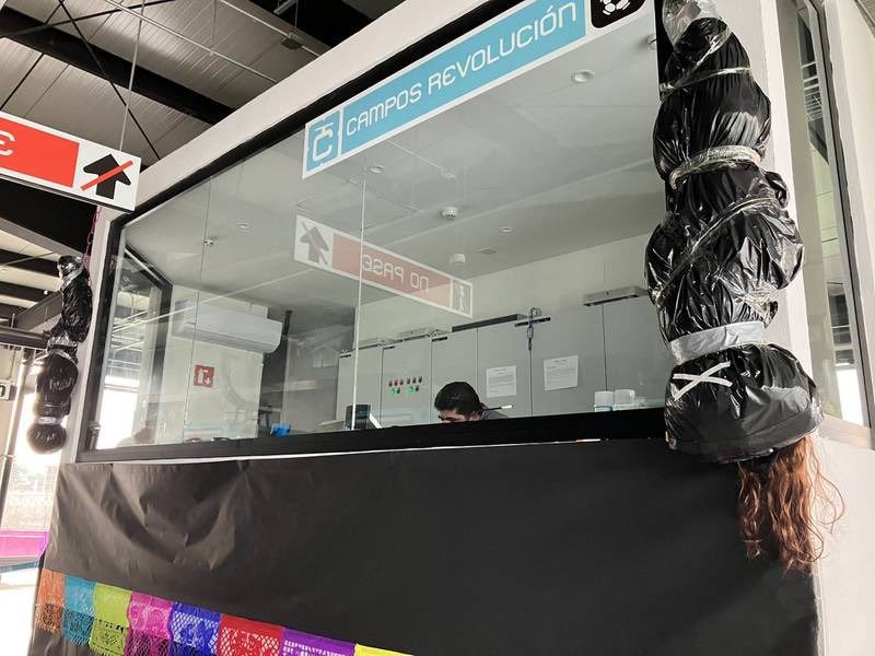 Indignan adornos de "embolsados” colocados en el Cablebús por Halloween #VIDEO