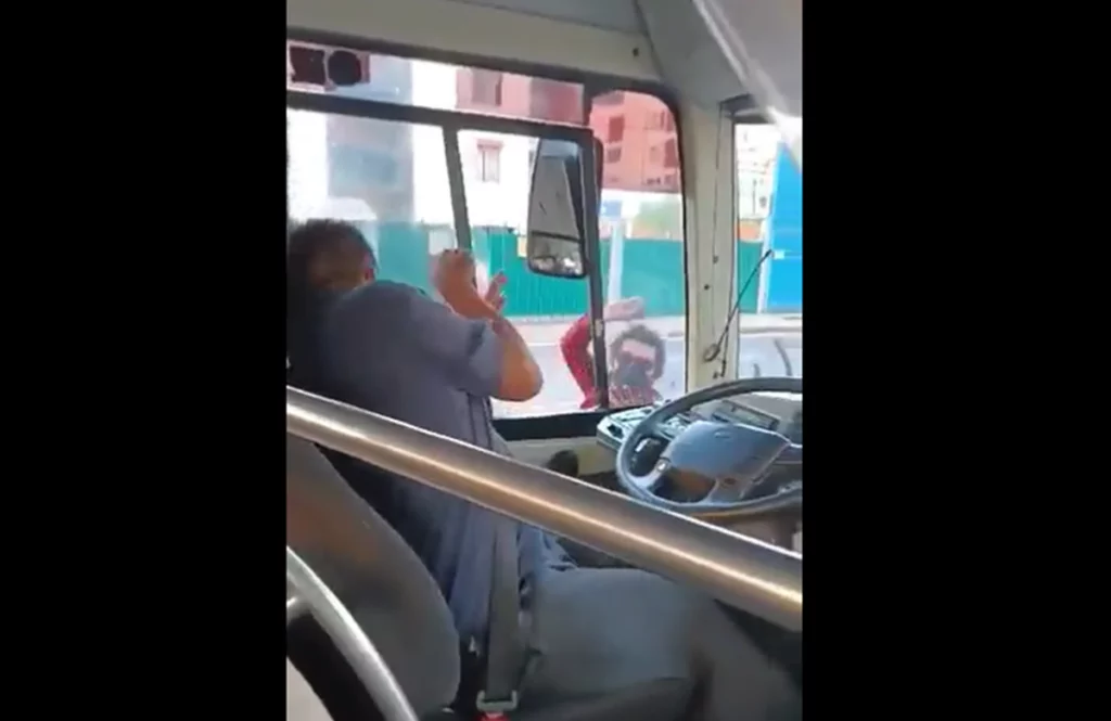 Ebrio agrede a chofer de Metrobús en Iztapalapa, rompen cristales de la unidad #VIDEO