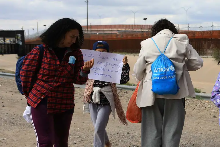 Niños venezolanos protestan en frontera México-EE.UU. tras ser separados de sus padres