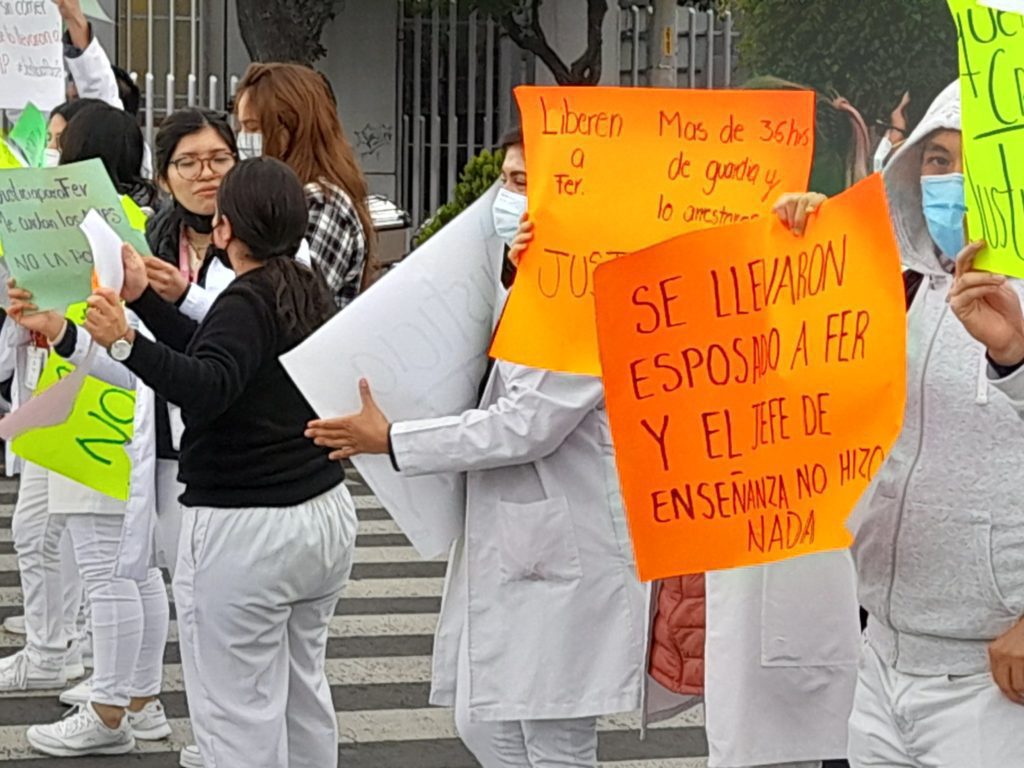 Médicos del ISSSTE bloquean Av. Instituto Politécnico Nacional por detención de compañero