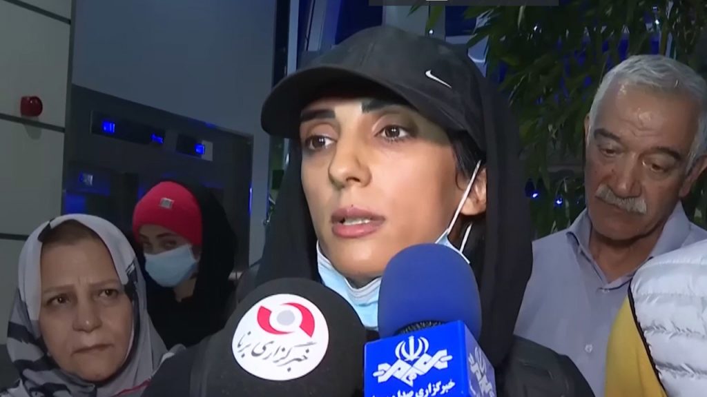 La escaladora iraní Elnaz Rekabi regresa a Teherán tras polémica por competir sin hiyab