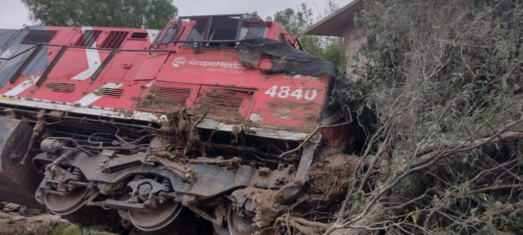 Tren se descarrila tras impacto con tráiler en Apaxco, Edomex #VIDEOS